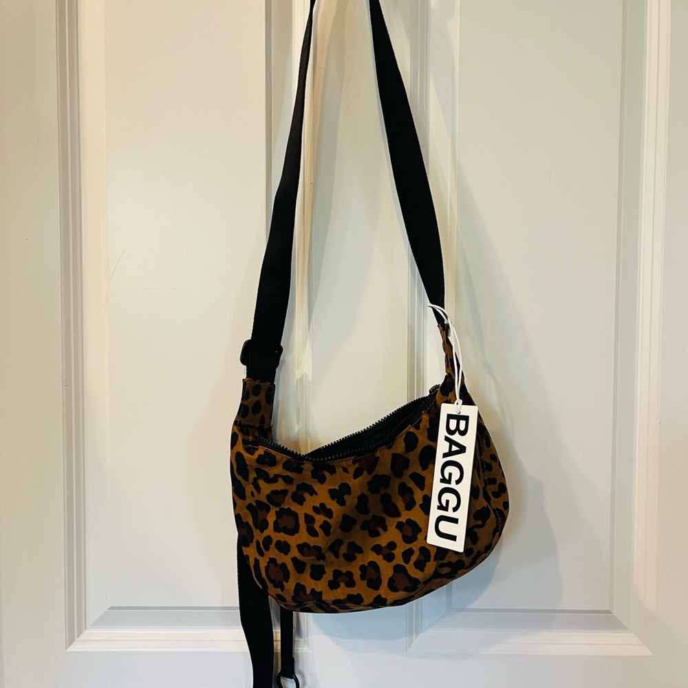 NWT BAGGU Small Crescent Leopard-Print Crossbody Bag - Picture 4 of 4